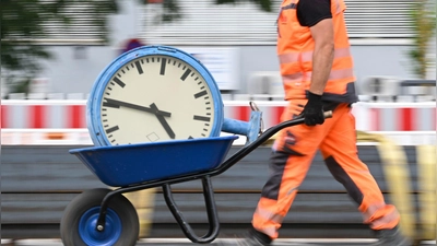 Der Arbeitgeber kann die Arbeitszeit nicht ohne eine Änderungskündigung kürzen. (Foto: Arne Dedert/dpa/dpa-tmn)