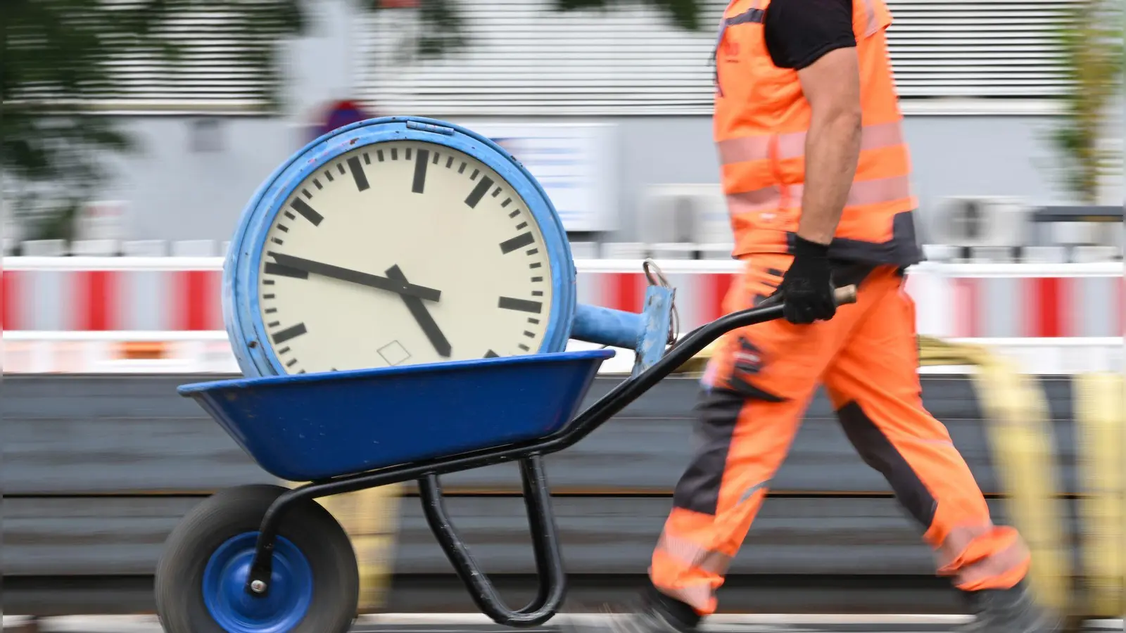 Der Arbeitgeber kann die Arbeitszeit nicht ohne eine Änderungskündigung kürzen. (Foto: Arne Dedert/dpa/dpa-tmn)