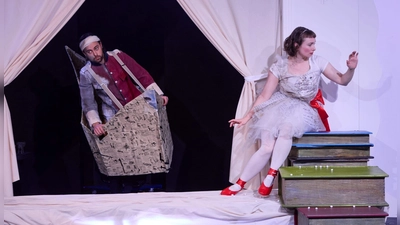 Erleben allerlei Abenteuer: der Zinnsoldat (Leonard Graeber) und die Papiertänzerin (Luise Pahlke). (Foto: Ludwig Olah)