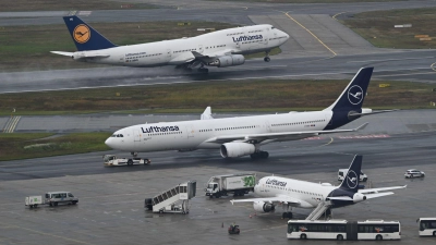 Lufthansa verzeichnete eine schwächere Nachfrage auf den Strecken über den Nordatlantik und einen starken Wettbewerb bei Flügen innerhalb Europas. (Archivbild) (Foto: Arne Dedert/dpa)