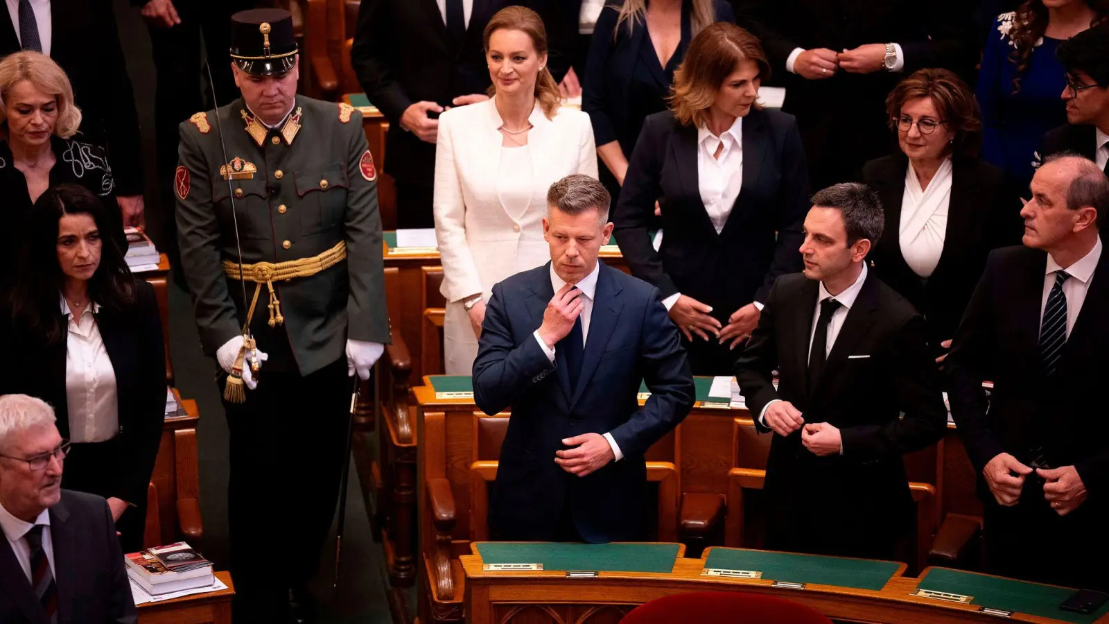 Ungarns Parlament hat den bürgerlichen Politiker Peter Magyar zum neuen Ministerpräsidenten gewählt.  (Foto: Denes Erdos/AP/dpa)