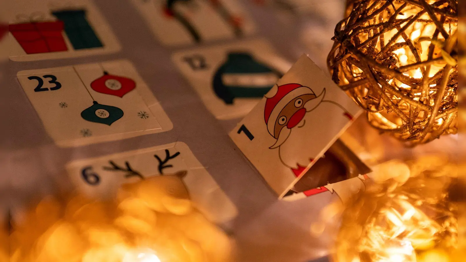 Jeder Zweite in Deutschland hat schon einen Adventskalender. (Archivbild) (Foto: Monika Skolimowska/dpa-Zentralbild/dpa)