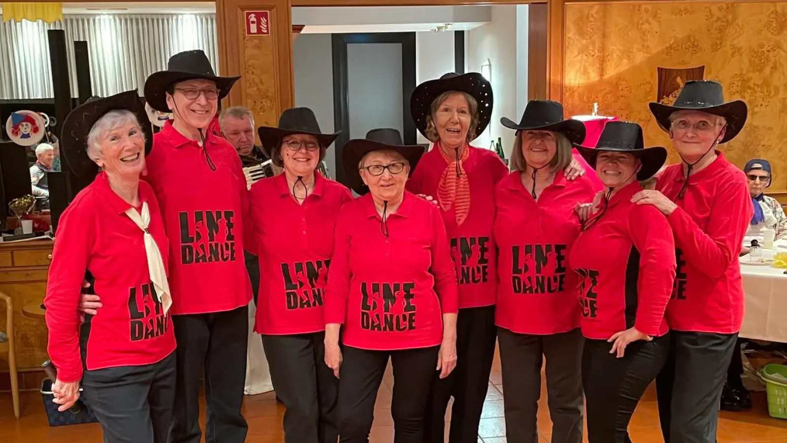 Die Line Dance Gruppe der Bad Windsheimer Seniorenresidenz in ihren Show-Outfits. (Foto: Stefan Redlingshöfer)