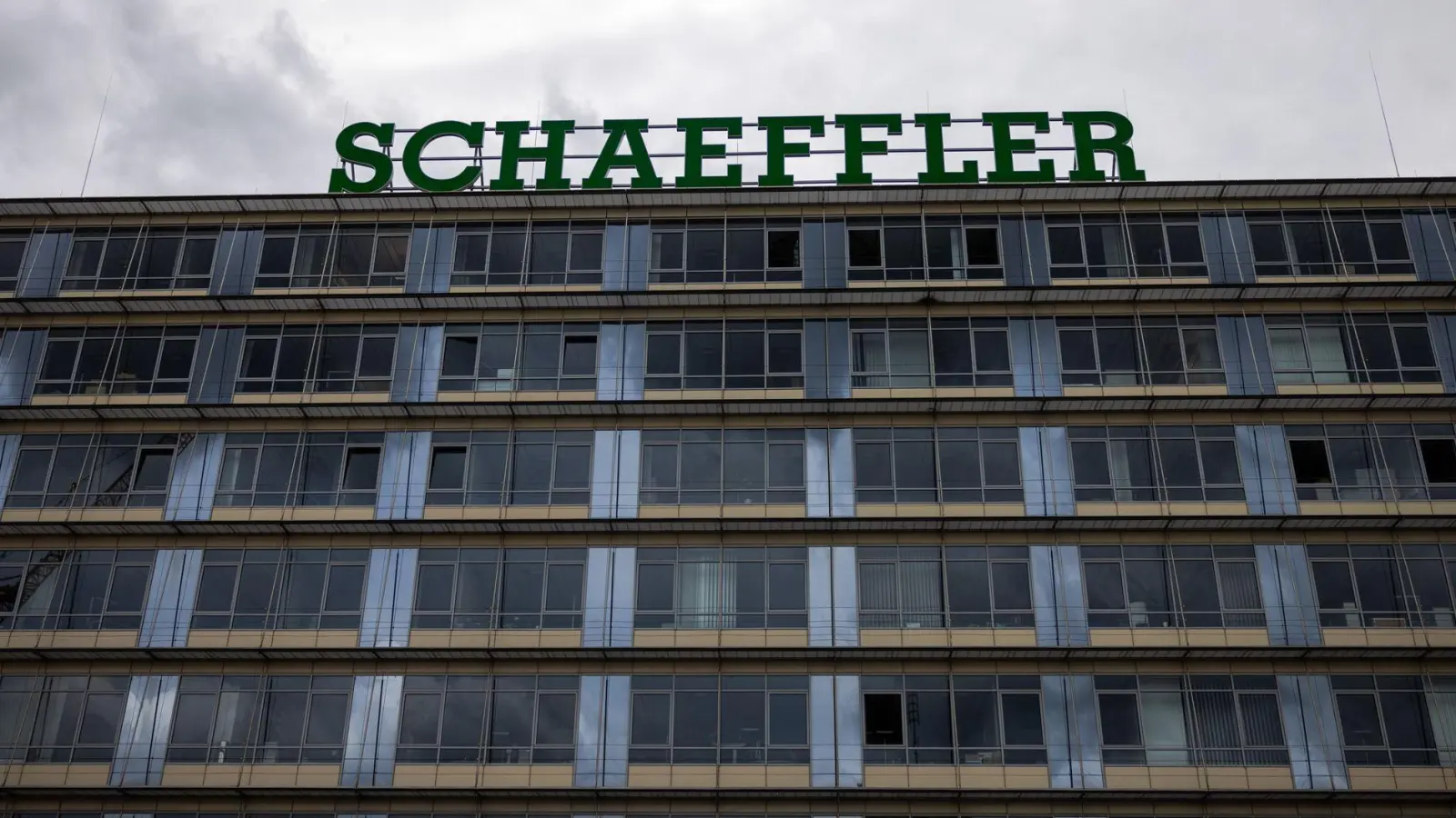 Der Schaeffler-Firmensitzin Herzogenaurach - das Unternehmen hat mit der Krise der Autoindustrie zu kämpfen (Archivfoto). (Foto: Christian Charisius/dpa)