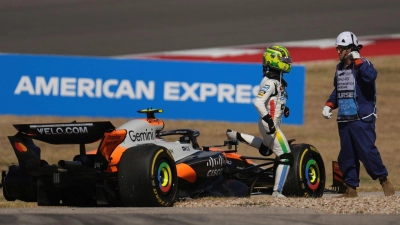 Das sollte auf keinen Fall passieren: Ein Unfall mit Teamkollege Oscar Piastri beendet das Rennen früh für Lando Norris. (Foto: Eric Gay/AP/dpa)