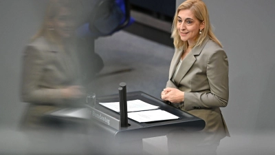 Ministerin Nina Warken (CDU) warb für das Spargesetz.  (Foto: Elisa Schu/dpa)