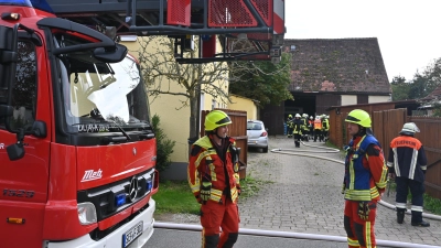 Die Feuerwehr verhinderte durch rasches Eingreifen bei einem Scheunenbrand in Neundorf Schlimmeres. (Foto: Judith Marschall)