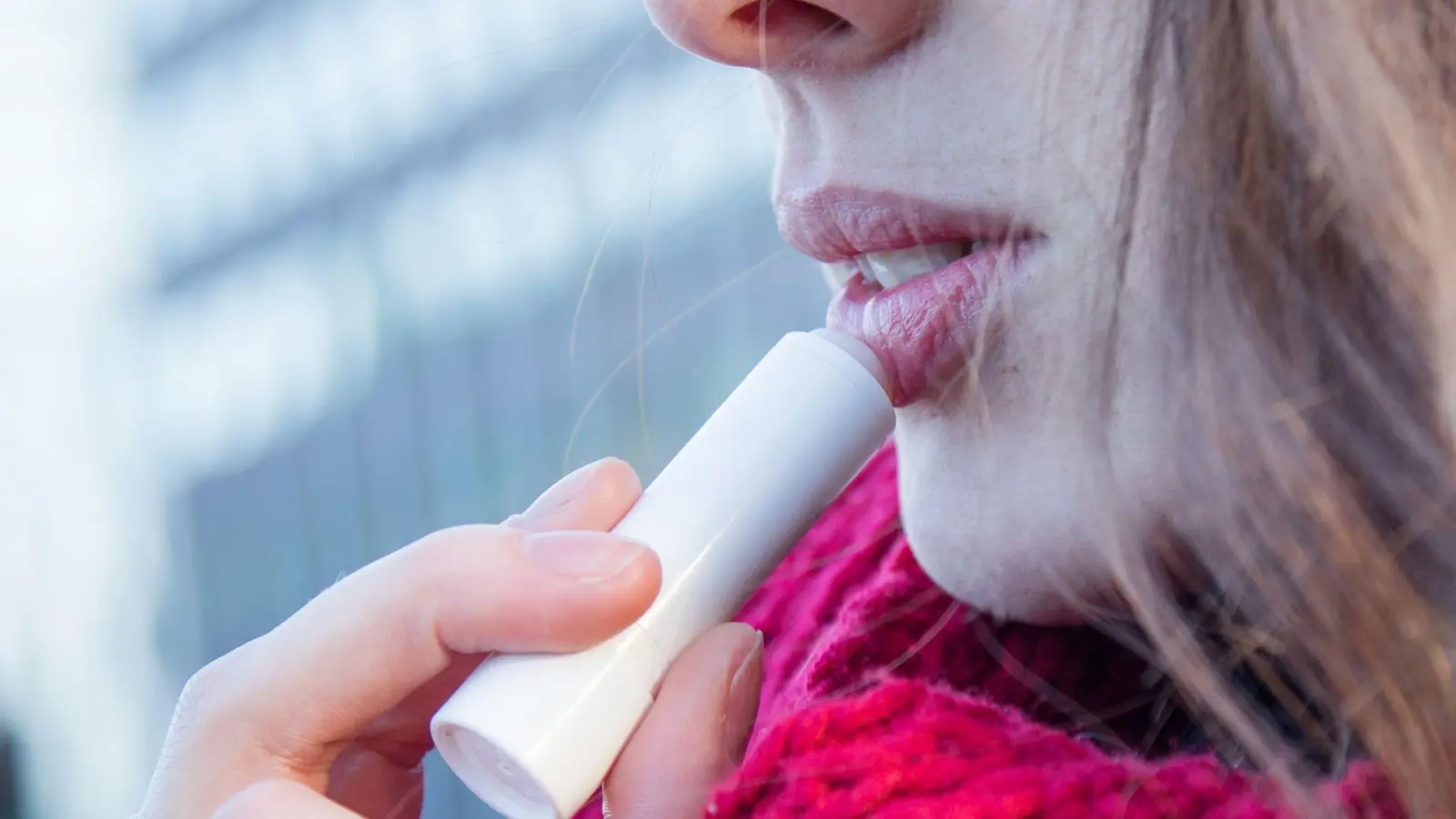 In 17 von insgesamt 18 getesteten Lippenpflegestiften fand die Zeitschrift „Öko-Test“ den Farbstoff Titandioxid. (Foto: Christin Klose/dpa-tmn)