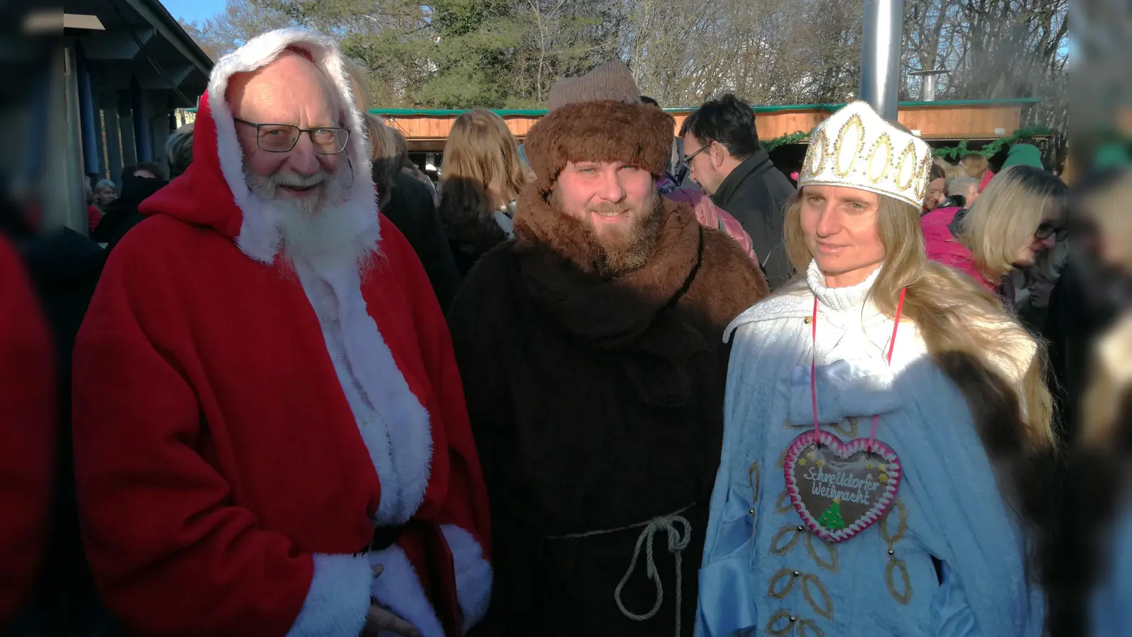 Auf dem Schnelldorfer Weihnachtsmarkt hatten Weihnachtsmann, Christkind und Knecht Rupprecht ihren Auftritt und beschenkten die Kinder mit einem großen Lebkuchenherz.  (Foto: Friedrich Strohmeier)