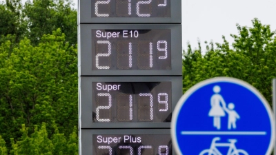 Am Mittag lagen beide Kraftstoffe deutlich über 2 Euro. Der Tagesdurchschnittswert fiel wie üblich deutlich tiefer aus.  (Foto: Jens Büttner/dpa)