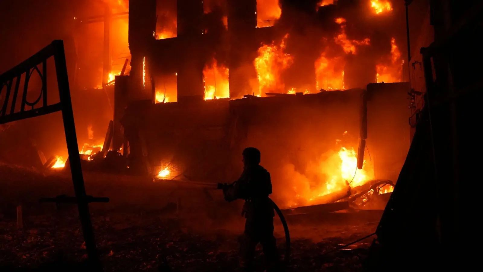 Wie so oft wurde Kiew auch diesmal wieder in der Nacht attackiert. (Foto: Alex Babenko/AP/dpa)