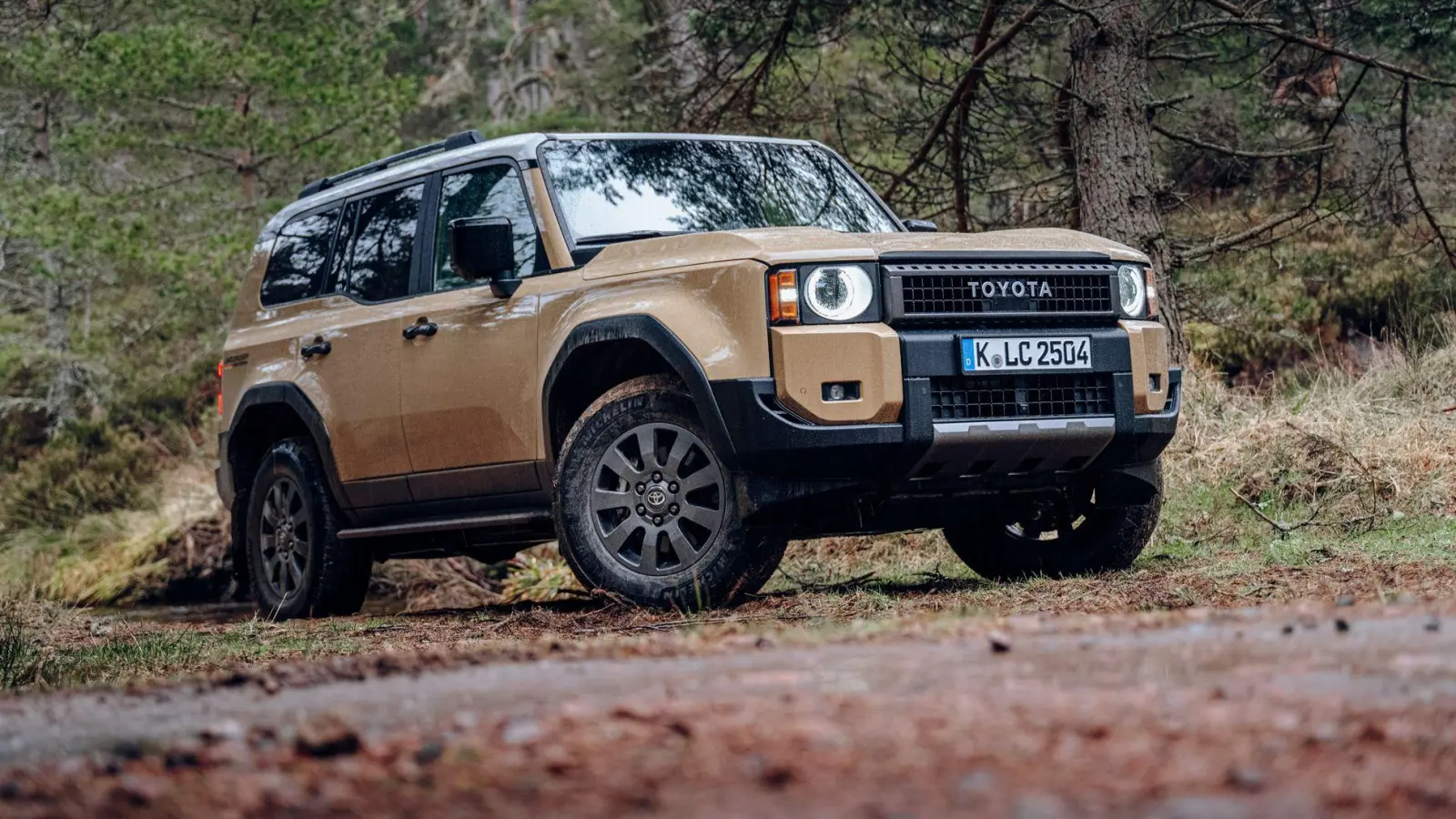 Rustikal und kantig: Die Neuauflage des Land Cruisers startet im Frühjahr zu Preisen ab 67.990 Euro. (Foto: Jayson Fong/Toyota/dpa-tmn)