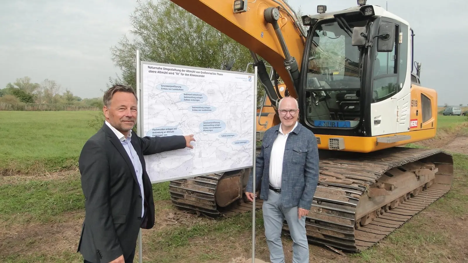 Thomas Keller, der Chef des Wasserwirtschaftsamtes Ansbach (links), erläutert dem CSU-Landtagsabgeordneten Helmut Schnotz die Maßnahmen zur Renaturierung der Altmühl. (Foto: Winfried Vennemann)