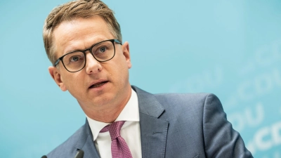 Der CDU-Generalsekretär äußert sich nach den Gremiensitzungen seiner Partei zur Rentenkommission. (Foto: Michael Kappeler/dpa)
