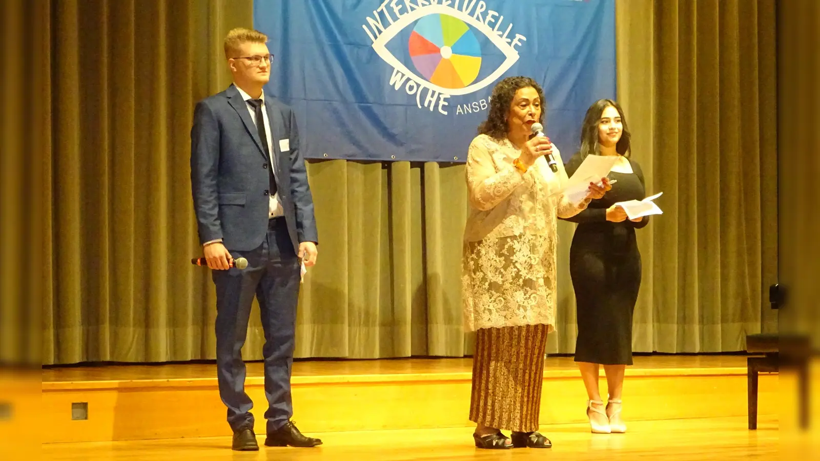 Mitmachaktionen für die Kinder, Tanzeinlagen, gutes Essen und viele Gespräche: Menschen aus 15 Nationen treffen sich im Onoldiasaal in Ansbach zum Festival der Kulturen. (Foto: Florian Pöhlmann)