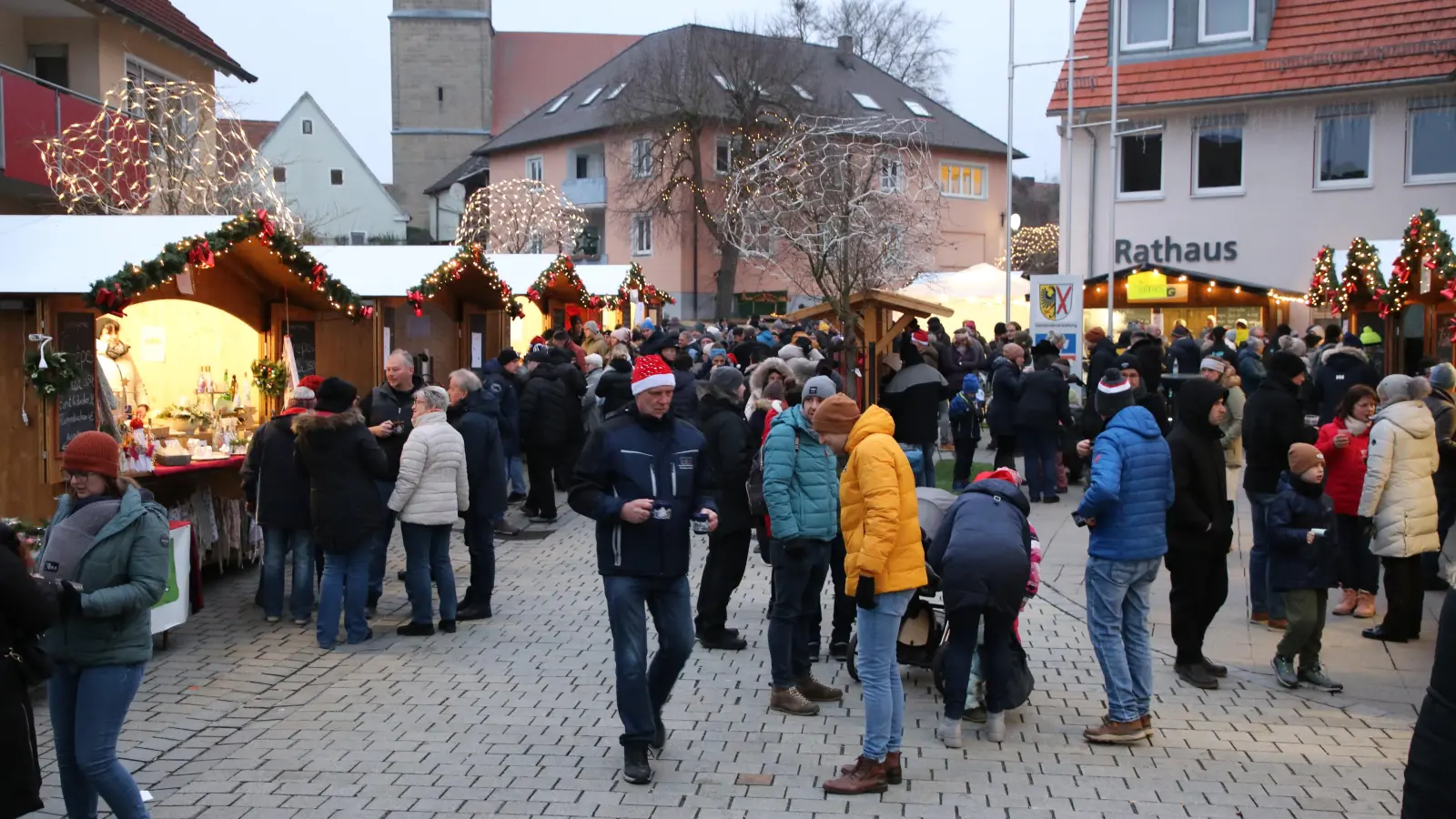 Zum ersten Adventswochenende lädt Sachsen bei Ansbach zum stimmungsvollen Adventsmarkt ein. (Foto: Alexander Biernoth)