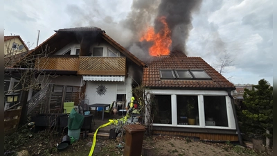 Der Dachstuhl einer Hälfte eines Doppelhauses steht in Flammen. Die Feuerwehrleute konnten ein Übergreifen auf die zweite Hälfte verhindern. (Symbolbild: Rainer Weiskirchen)