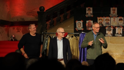 Freuen sich über erfolgreiche Spielzeit und eine besondere Personalentscheidung: Benjamin Babel, Jürgen Klatte und Hans Gerhard Gross von der Vorstandschaft des „Vereins Toppler Theater” (Foto: Thomas Wirth)