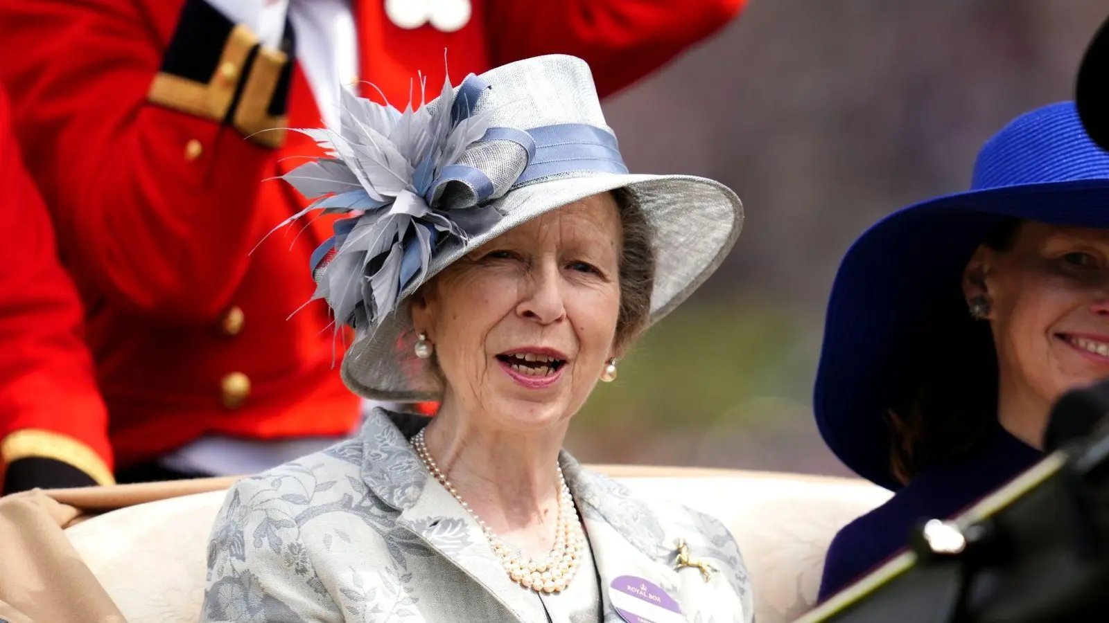 Prinzessin Anne am dritten Tag der Royal-Ascot-Rennwoche in einer offenen Kutsche. (Foto: John Walton/PA Wire/dpa)