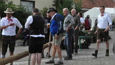 Am Samstag um 16 Uhr stellen die Ortsmadli und- buam gemeinsam den geschmückten Kirchweihbaum in der Ortsmitte auf. (Foto: Karl Lechner)
