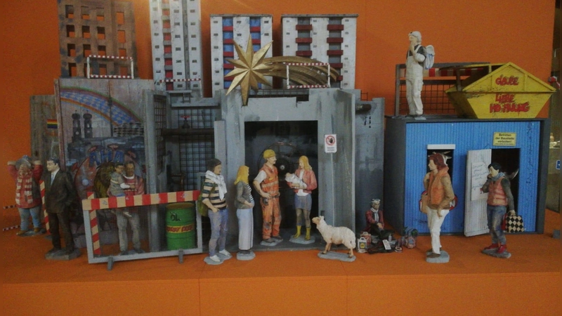 Die in Bad Windsheim gezeigten Krippen sind ein Spiegel unserer Gesellschaft, unseres Alltags und unseres Miteinanders. Das biblische Geschehen wurde in die Neuzeit übertragen. (Foto: Hans-Bernd Glanz)