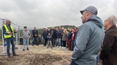 Projektleiter Thomas Grewe (links) informierte die interessierten Zuhörenden über die aktuellen Baumaßnahmen auf den Deponien in Dettendorf und Uffenheim. Letztere Anlage soll die in Dettendorf in Zukunft deutlich entlasten.  (Foto: Volker Raab)