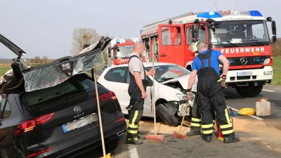 An der Unfallstelle waren die Feuerwehren Uffenheim und Welbhausen im Einsatz. (Foto: Hans Herbst)