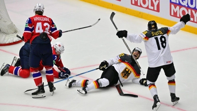 NHL-Star Tim Stützle jubelt über seine ersten WM-Punkte. (Foto: Vít Simanek/CTK/dpa)