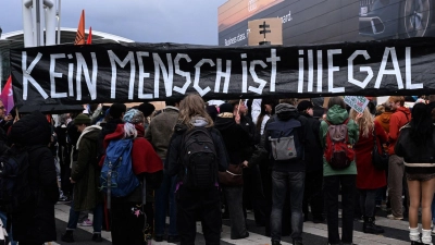 Über 700 Menschen demonstrieren am Münchner Flughafen. (Foto: Felix Hörhager/dpa)
