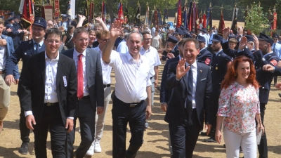 Gesäumt von Fahnen und Feuerwehr zogen die Ehrengäste mit dem Schirmherrn Hubert Aiwanger (Bildmitte) in das Festzelt ein. (Foto: Peter Tippl)