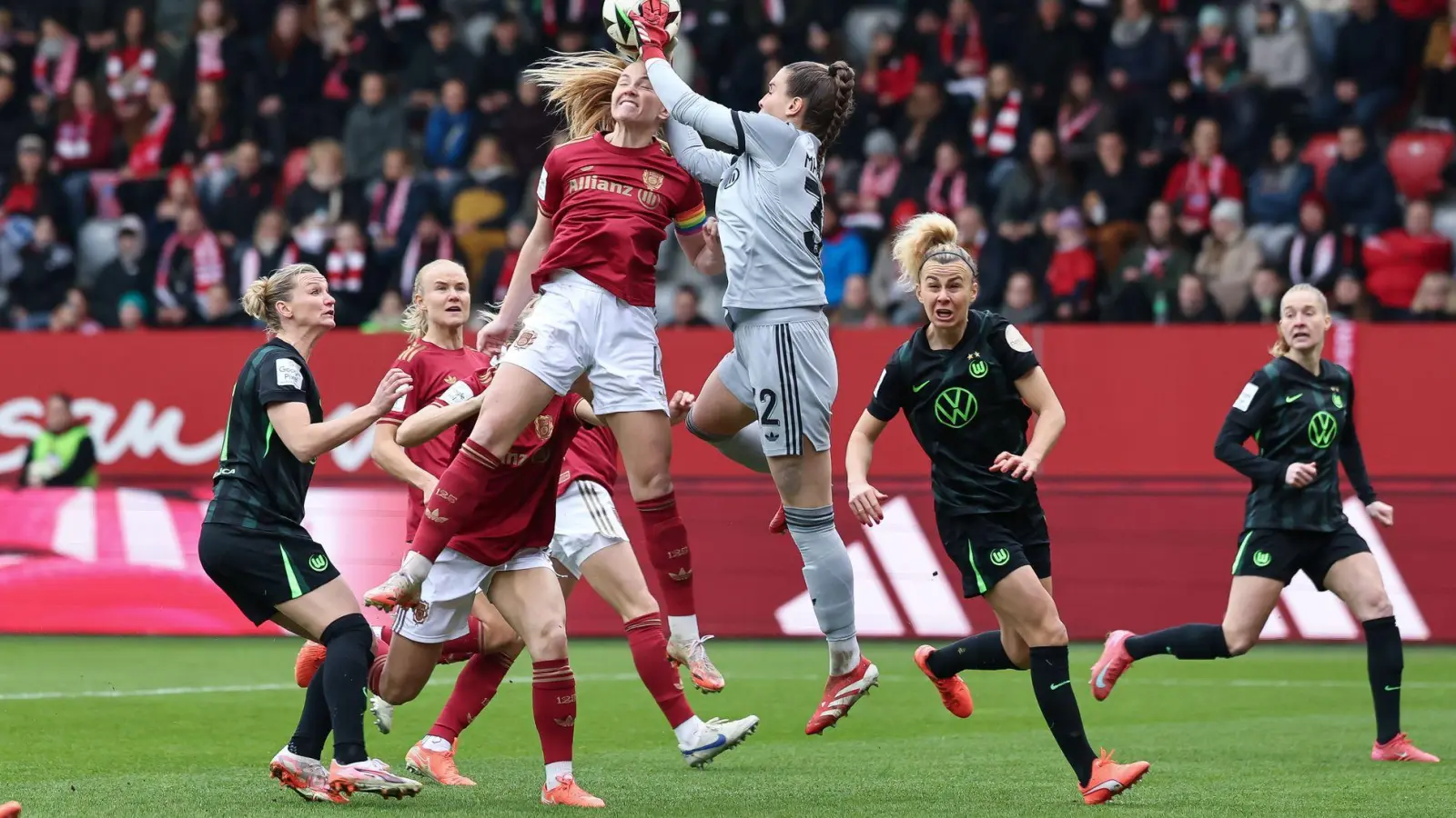 Hoch hinaus wollen der FC Bayern und der VfL Wolfsburg in der Champions League. (Foto: Daniel Löb/dpa)