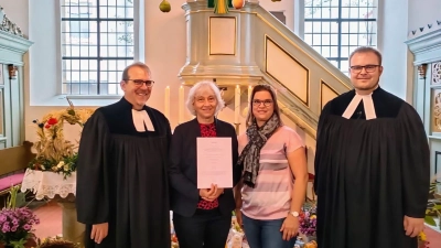 Pfarrer Alexander Seidel steht neben der geehrten Rosine Stumptner, Claudia Wohlleb und Vikar Felix Stöhler. (Foto: Karin Winkelhöfer)