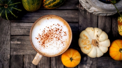 Zimt, Muskat, Nelken und Kardamom verleihen dem Pumpkin Spice Latte seinen süß-würzigen Geschmack. (Foto: Zacharie Scheurer/dpa-tmn)