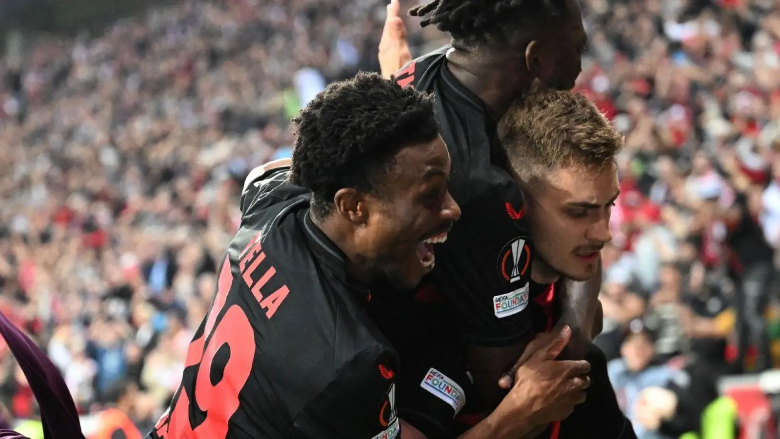 Bayer Leverkusen bejubelt das späte Ausgleichstor durch Josip Stanisic (r) zum 2:2. (Foto: Bernd Thissen/dpa)