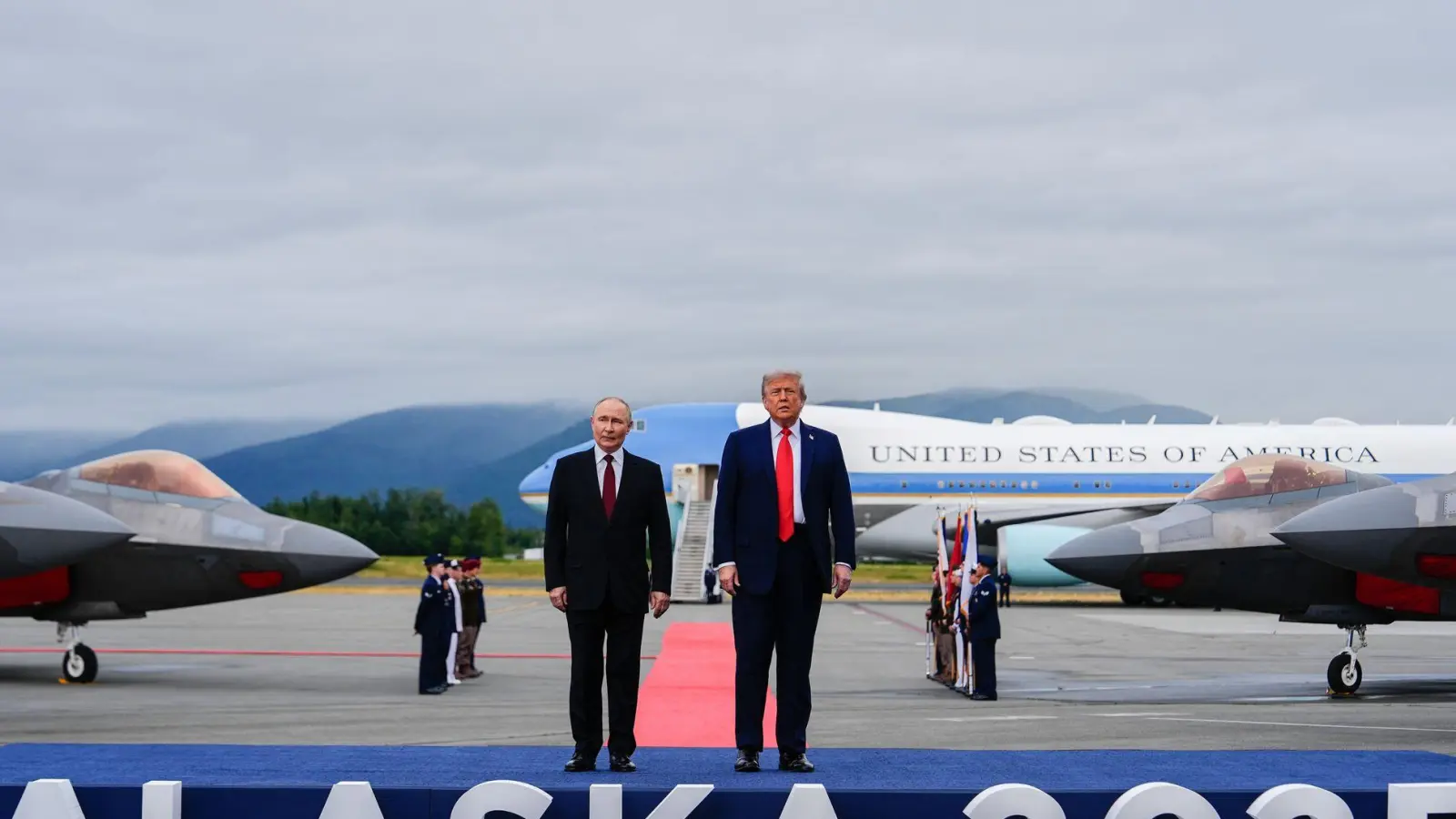 US-Präsident Donald Trump servierte seinem Gast aus Moskau eine imposante Kulisse.  (Foto: Julia Demaree Nikhinson/AP/dpa)