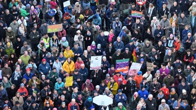 Weilheim ist bunt statt braun, stand auf einigen Plakaten.  (Foto: Felix Hörhager/dpa)