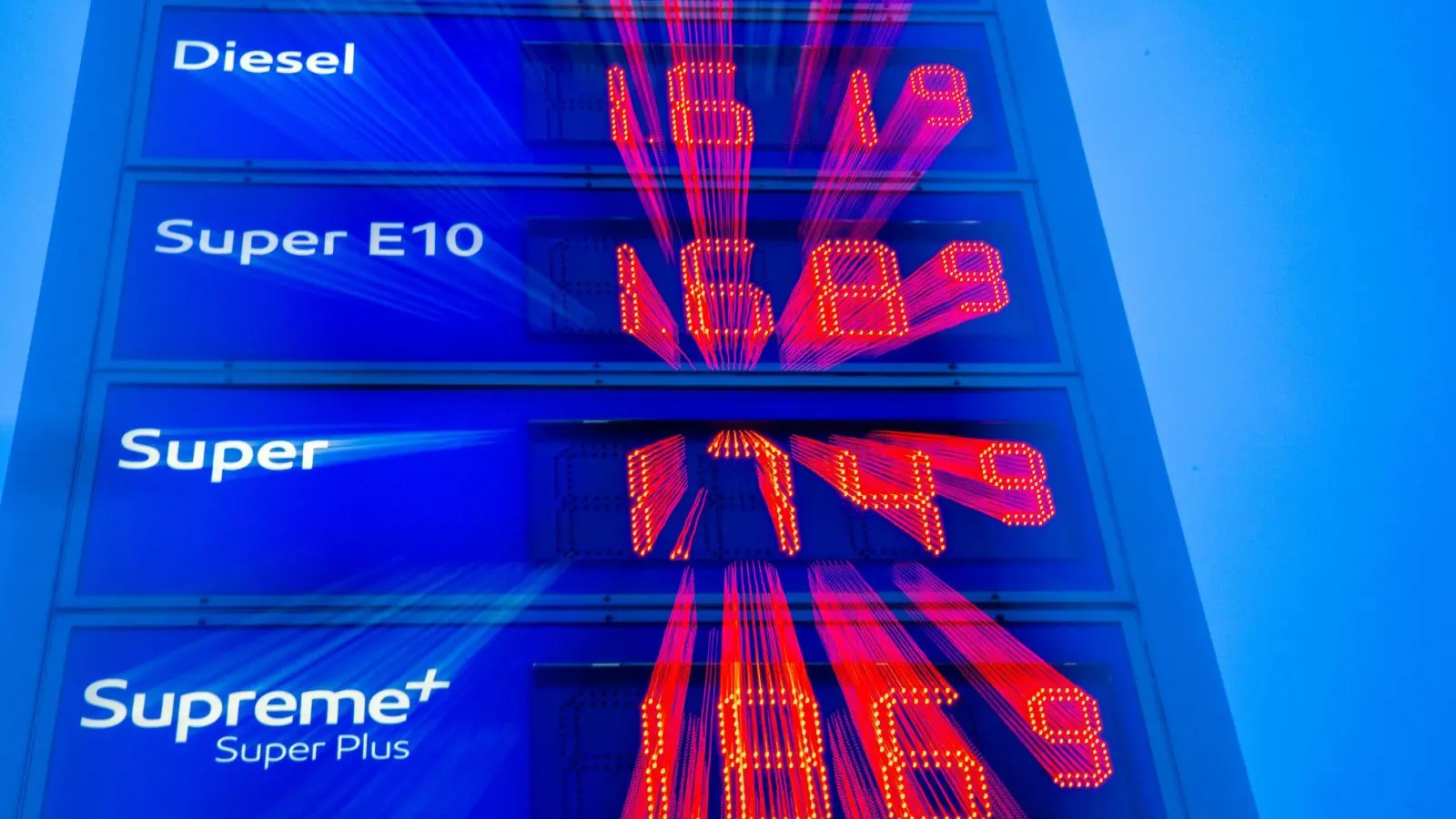 Tanken dürfte teurer werden mit dem steigenden CO2-Preis. (Foto: Jens Büttner/dpa)