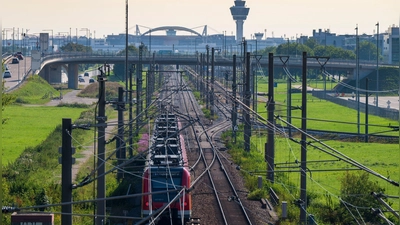 Der Münchner Flughafen (im Hintergrund) wird für mehrere Tage nicht mit der S-Bahn erreichbar sein. (Archivbild) (Foto: Peter Kneffel/dpa)