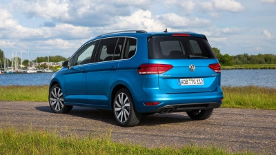 Für Arbeit, Sport und Spiel: Vielseitige Vans wie der VW Touran stehen oft auch bei Familien hoch im Kurs - wie stehen seine Aktien als Gebrauchter? (Foto: Volkswagen AG/dpa-tmn)