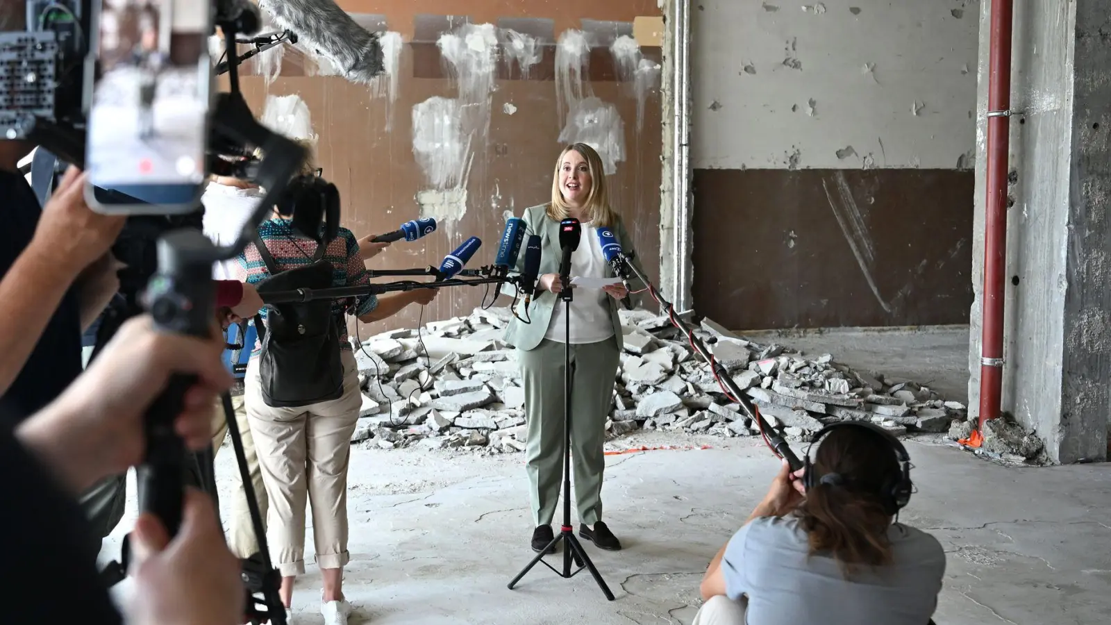 Bauministerin Verena Hubertz schaute sich in Berlin den Umbau zu Wohneinheiten an. (Foto: Elisa Schu/dpa)