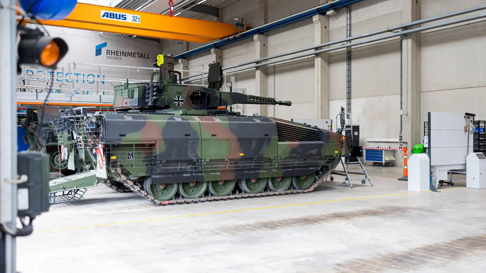 Ein Puma-Schützenpanzer in einer Halle des Rheinmetall-Werks im niedersächsischen Unterlüß. (Foto: Michael Matthey/dpa)