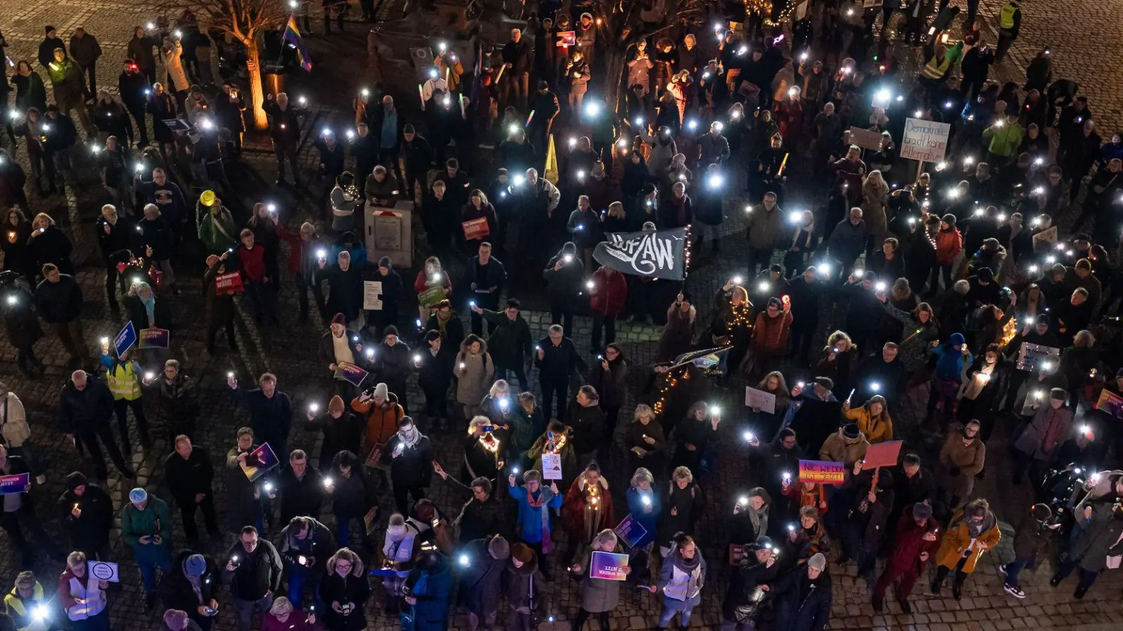 Handylichter, Taschenlampen und Wunderkerzen: Der Neustädter Marktplatz wird zum bunten Lichtermeer für Demokratie. (Foto: Mirko Fryska)