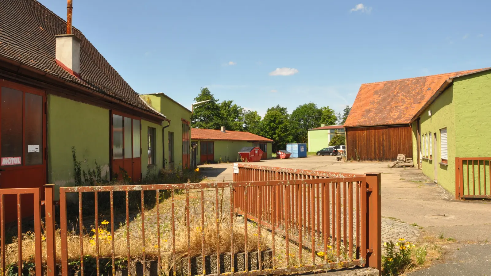 Nur noch teilweise genutzt wird die Gewerbefläche zwischen Altmühlbad und Am Graben. Die alten Hallen sollen neuen Mehrfamilienhäusern weichen. (Foto: Wolfgang Grebenhof)