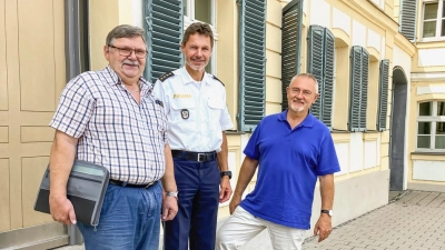 Der Leitende Polizeidirektor Dieter Hegwein (Mitte) empfing Fritz Heubeck (links) und Michael Vogel (rechts) vom Seniorenbeirat Ansbach zu einem konstruktiven Gespräch in der Polizeiinspektion Ansbach. (Foto: privat)
