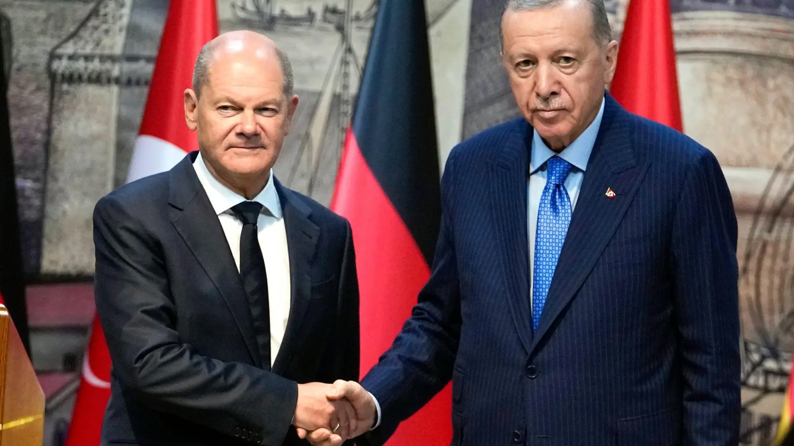 Deutschland und die Türkei wollen wieder enger kooperieren, etwa im Rüstungsbereich - zur offenen Konfrontation von Scholz (l.) und Erdogan kam es dagegen beim Thema Nahost. (Foto: Khalil Hamra/AP/dpa)