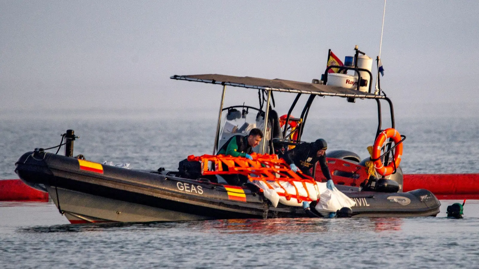Bisher wurden 67 Menschen tot aus dem Wasser geborgen.  (Foto: Antonio Sempere/AP/dpa)