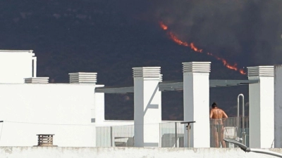 Schwarzer Rauch steigt in den Himmel während eines Brandes an der Costa de la Luz in Südspanien. (Foto: Nono Rico/EUROPA PRESS/dpa)