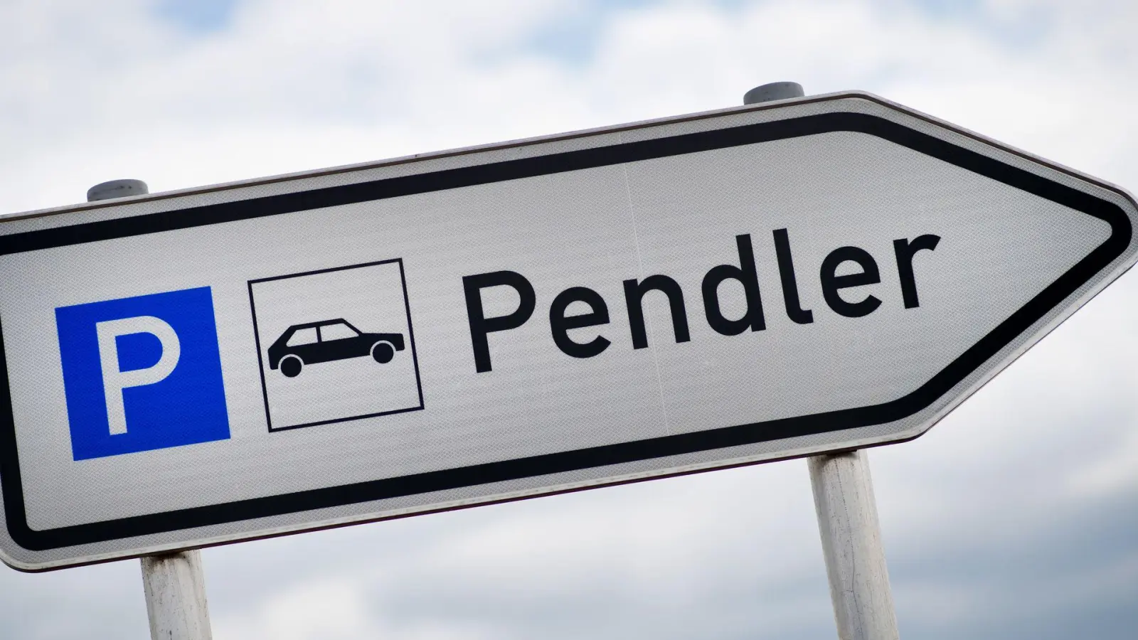 Mit der Pendlerpauschale kann man Kosten für die Fahrt zur Arbeit steuerlich geltend machen. (Illustration) (Foto: David-Wolfgang Ebener/dpa)