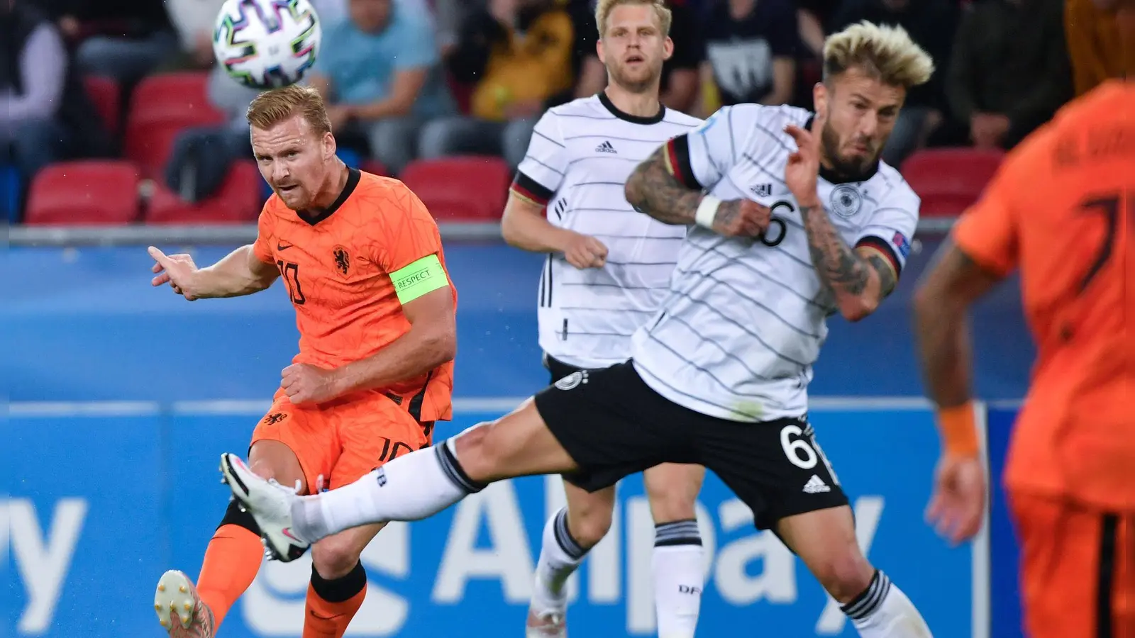 Dani de Wit (l) wechselt ablösefrei vom AZ Alkmaar nach Bochum. (Foto: Marton Monus/dpa)