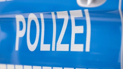 Die Polizei nahm den Mann mit, obwohl er keine Waffe bei sich trug (Symbolbild). (Foto: Boris Roessler/dpa)